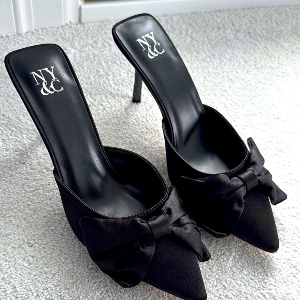 NWT New York & Company Women's Black Bow Heels mule slides. Size 8.